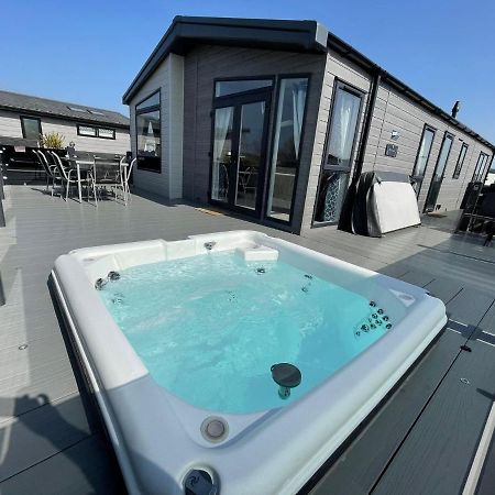 Indulgence Lakeside Lodge I3 With Hot Tub, Private Fishing Peg Situated At Tattershall Lakes Country Park Exterior foto