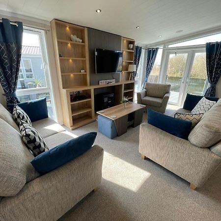 Indulgence Lakeside Lodge I3 With Hot Tub, Private Fishing Peg Situated At Tattershall Lakes Country Park Exterior foto