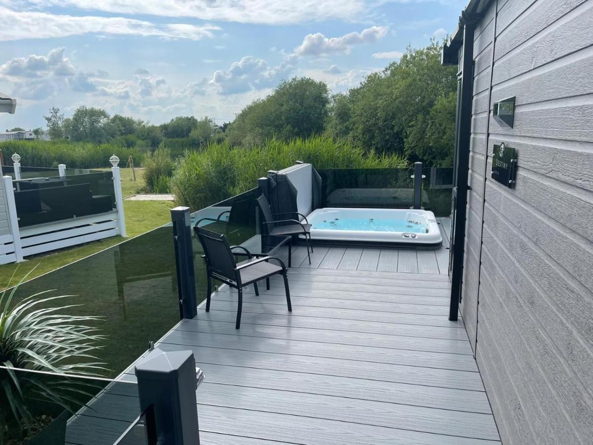 Indulgence Lakeside Lodge I3 With Hot Tub, Private Fishing Peg Situated At Tattershall Lakes Country Park Exterior foto