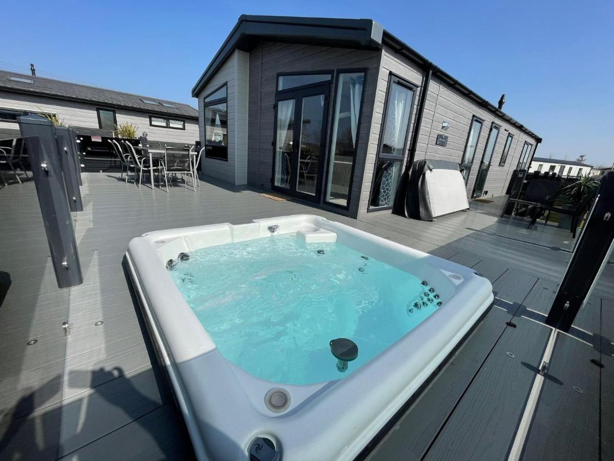 Indulgence Lakeside Lodge I3 With Hot Tub, Private Fishing Peg Situated At Tattershall Lakes Country Park Exterior foto