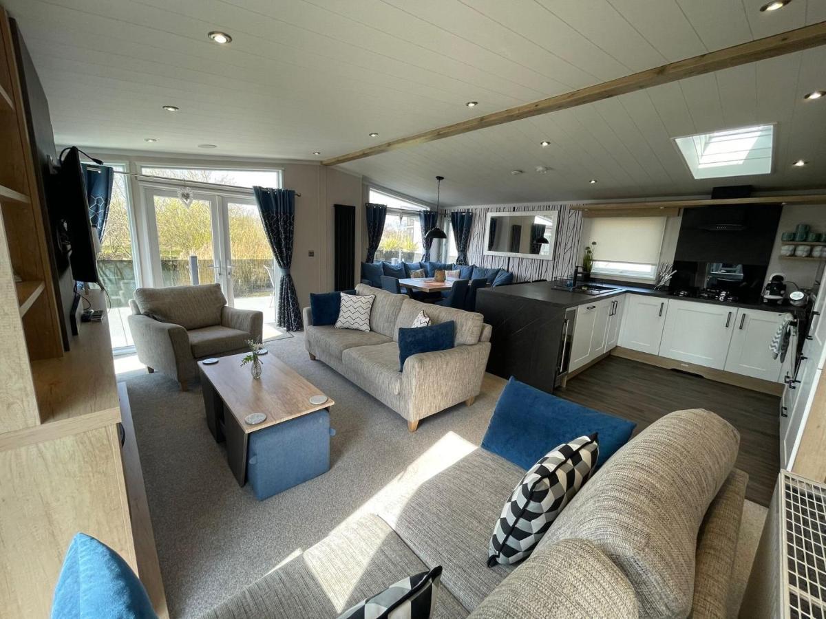 Indulgence Lakeside Lodge I3 With Hot Tub, Private Fishing Peg Situated At Tattershall Lakes Country Park Exterior foto