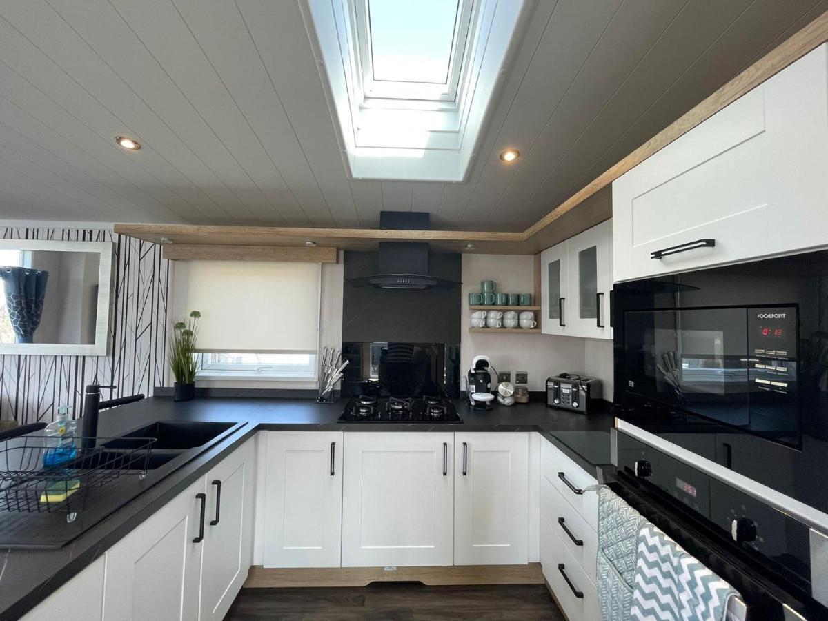 Indulgence Lakeside Lodge I3 With Hot Tub, Private Fishing Peg Situated At Tattershall Lakes Country Park Exterior foto