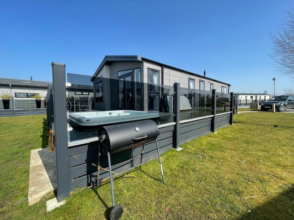 Indulgence Lakeside Lodge I3 With Hot Tub, Private Fishing Peg Situated At Tattershall Lakes Country Park Exterior foto