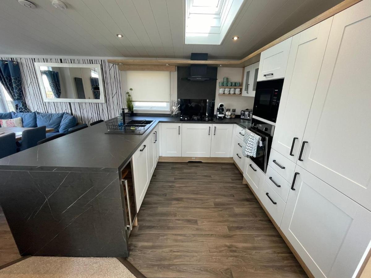 Indulgence Lakeside Lodge I3 With Hot Tub, Private Fishing Peg Situated At Tattershall Lakes Country Park Exterior foto