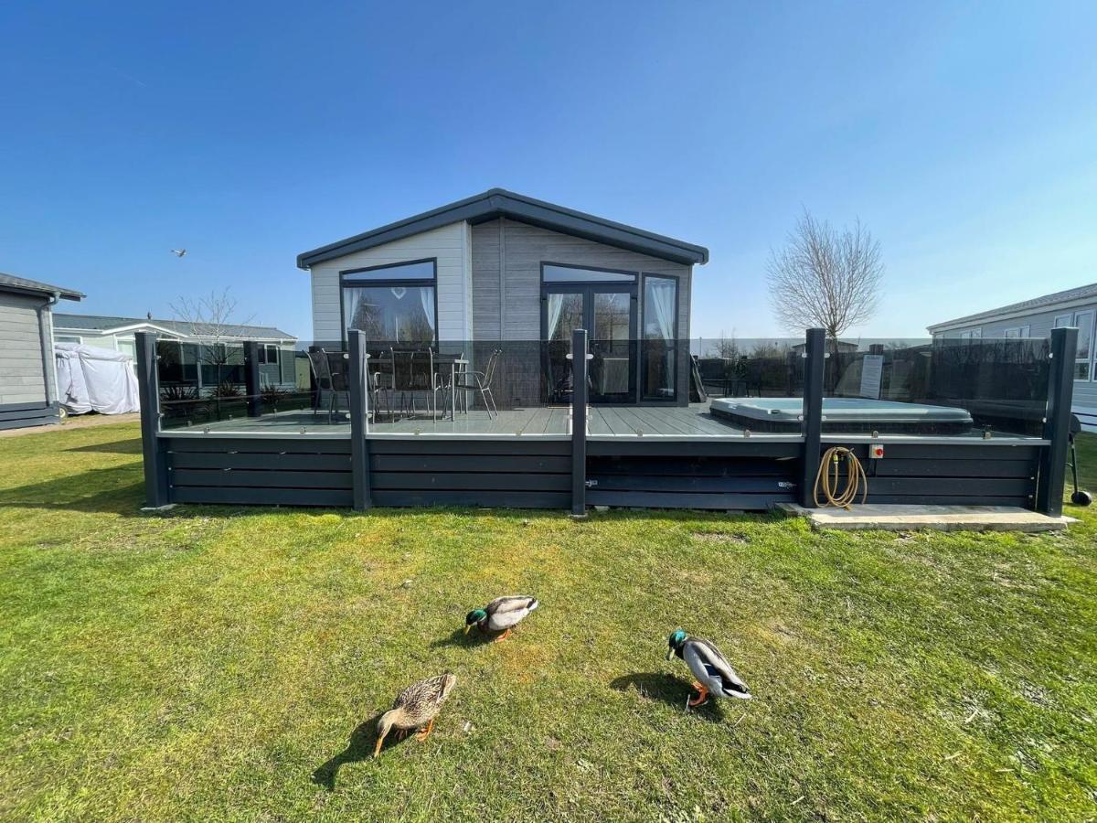 Indulgence Lakeside Lodge I3 With Hot Tub, Private Fishing Peg Situated At Tattershall Lakes Country Park Exterior foto