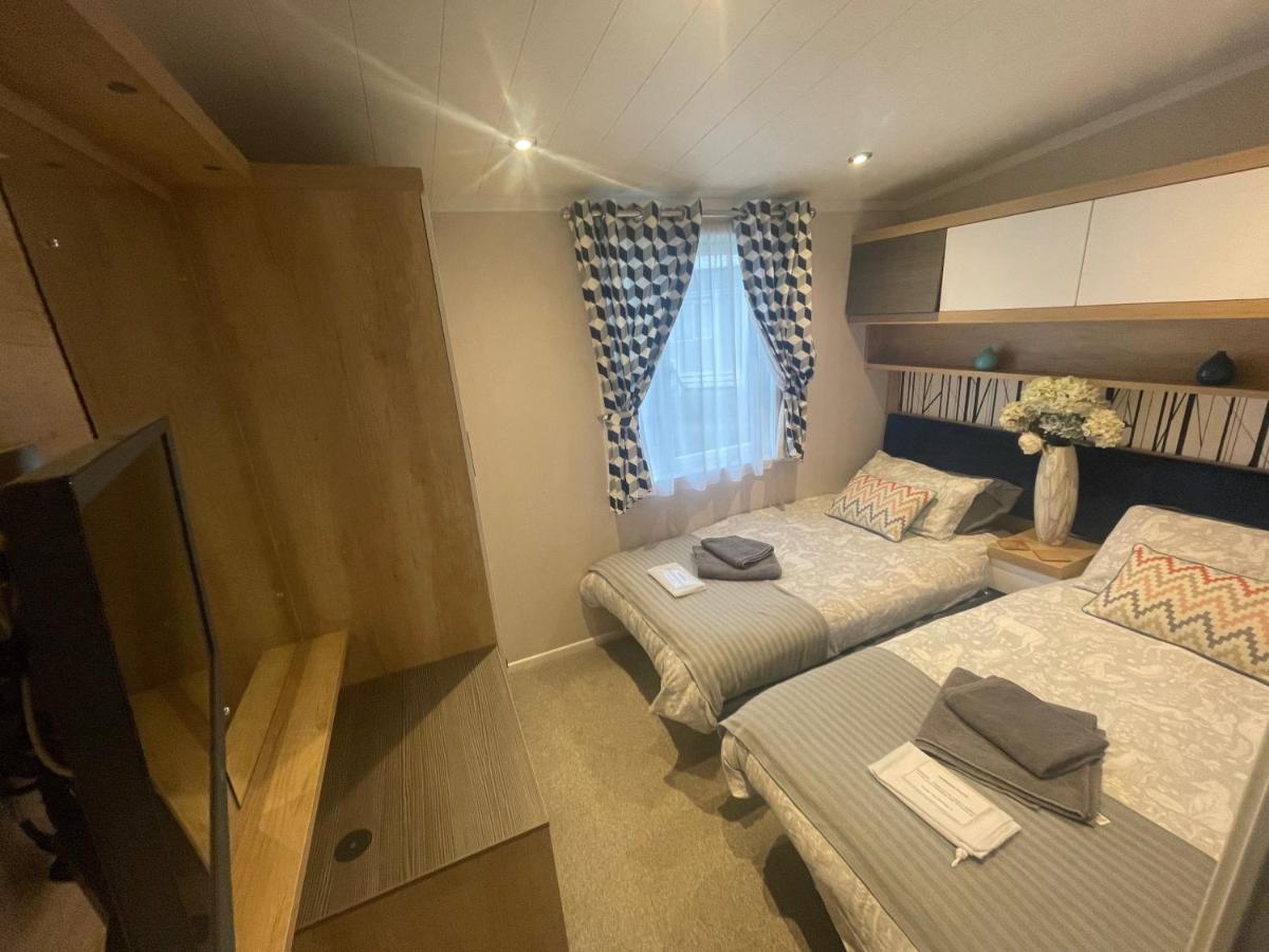 Indulgence Lakeside Lodge I3 With Hot Tub, Private Fishing Peg Situated At Tattershall Lakes Country Park Exterior foto